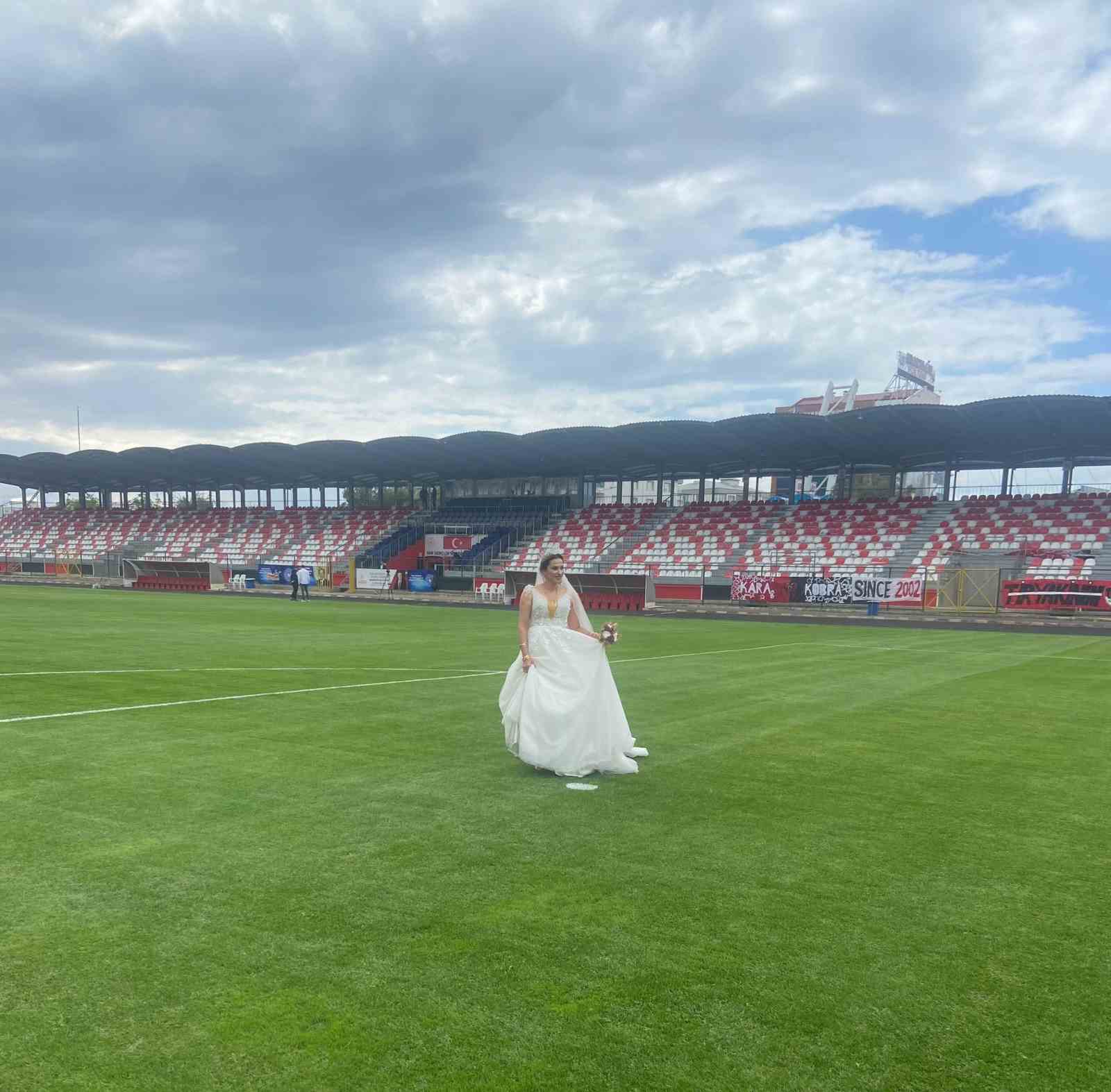 Vanlı kadın hakem bu kez maç için değil nikah için düdük çaldı