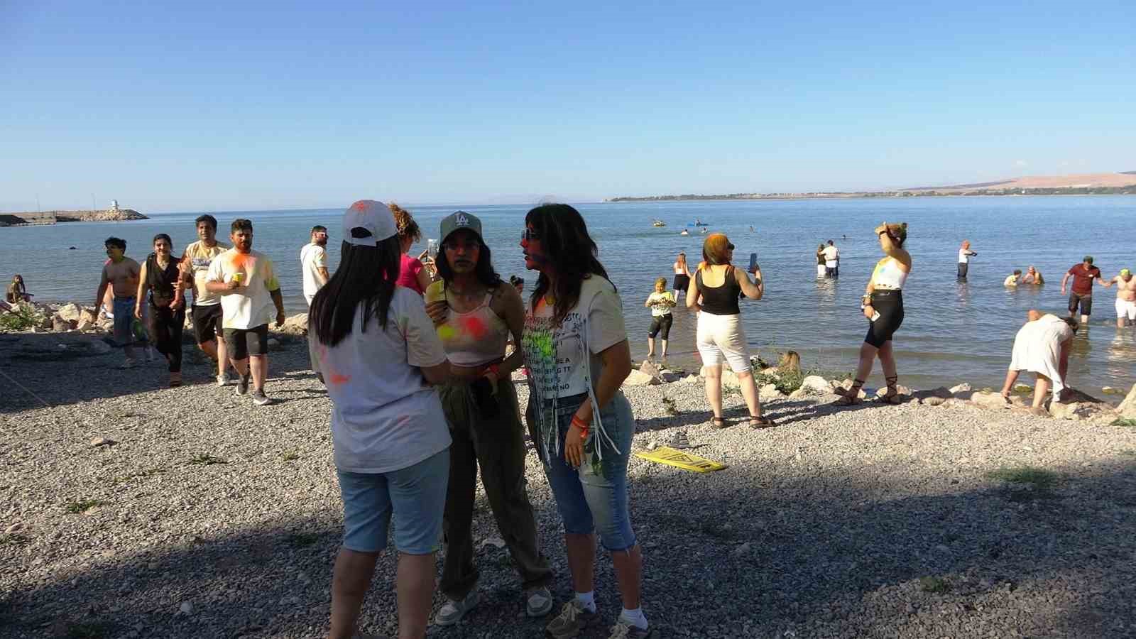 İranlı turistler Van esnafının yüzünü güldürdü