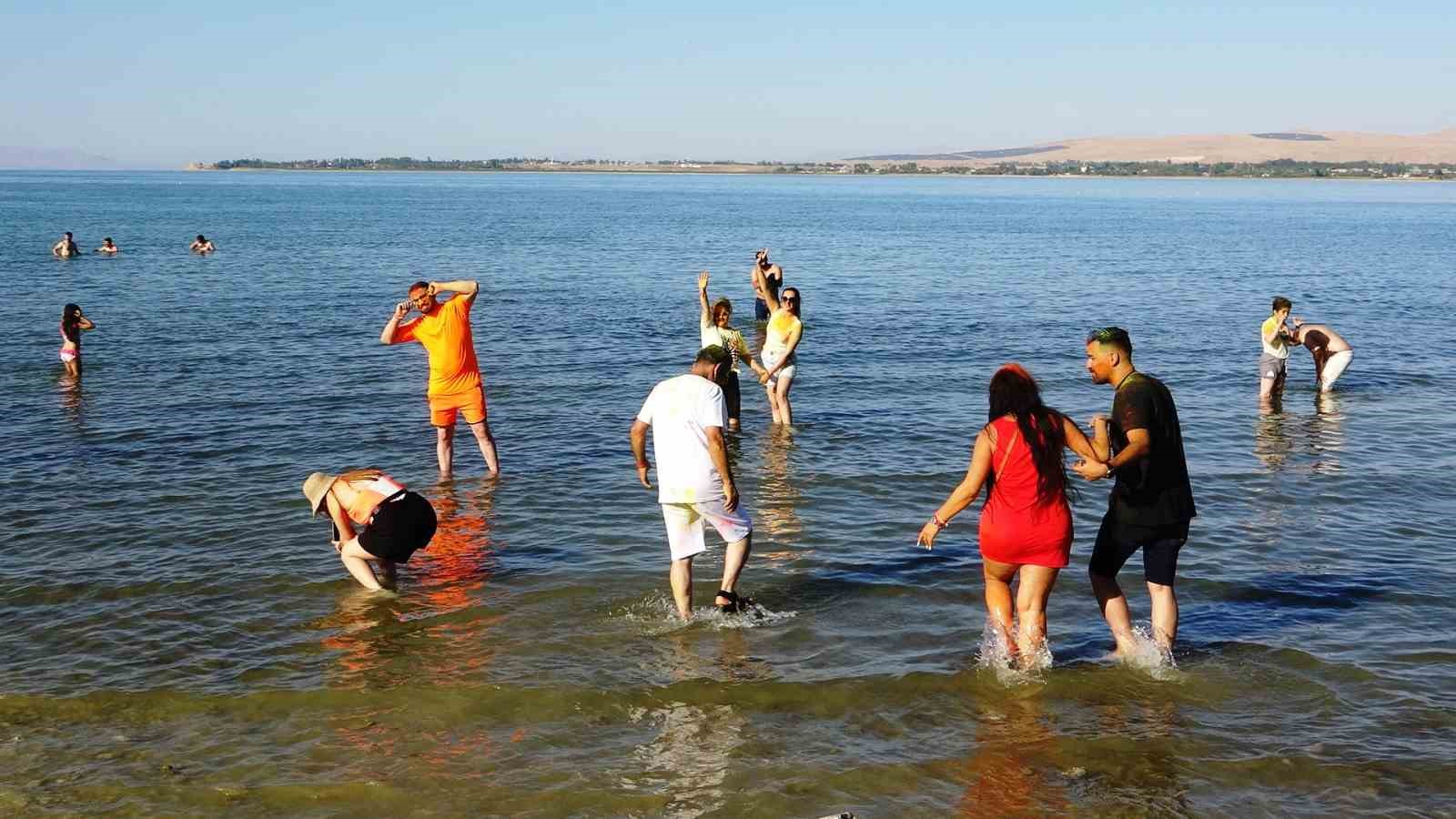 İranlı turistler Van esnafının yüzünü güldürdü