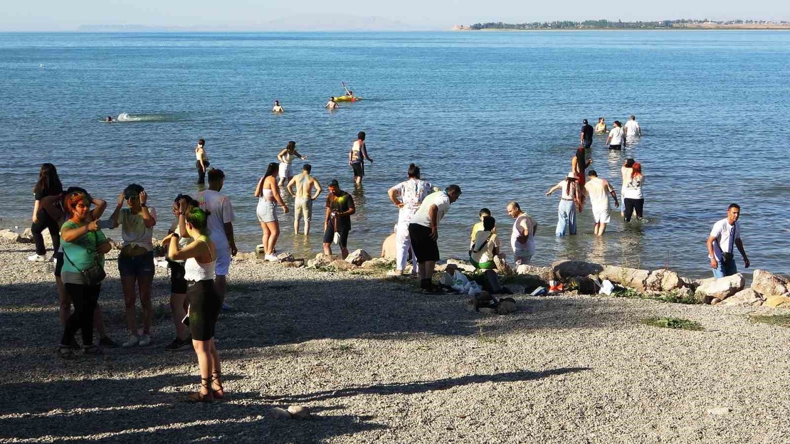 İranlı turistler Van esnafının yüzünü güldürdü