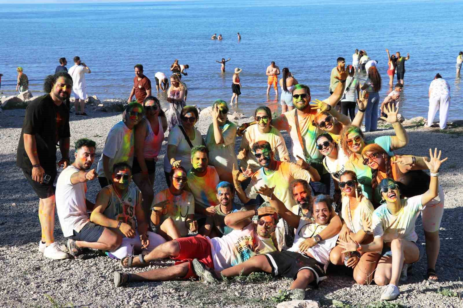 İranlı turistler Van esnafının yüzünü güldürdü