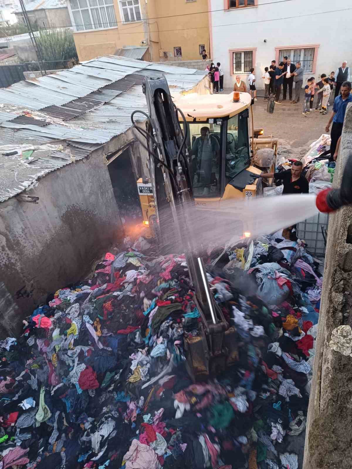 Van’da depo yangını