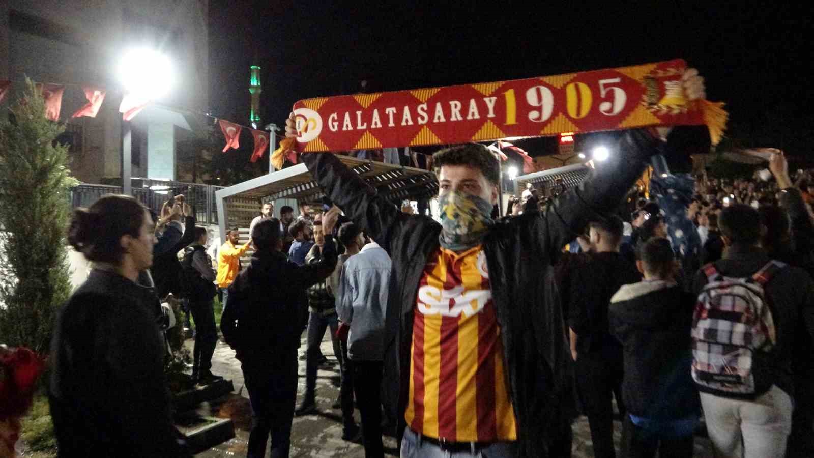 Van’da Galatasaraylı taraftarların derbi coşkusu