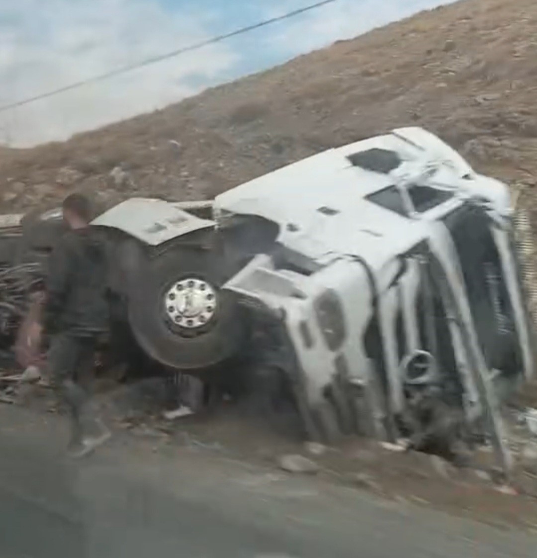 Başkale’de iki tır çarpıştı, yol 2 saat ulaşıma kapandı