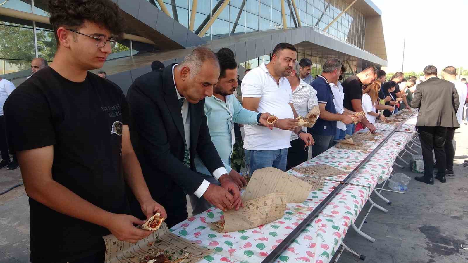 Van’da tek şişte yapılan 65 metrelik kebap dakikalar içerisinde tüketildi