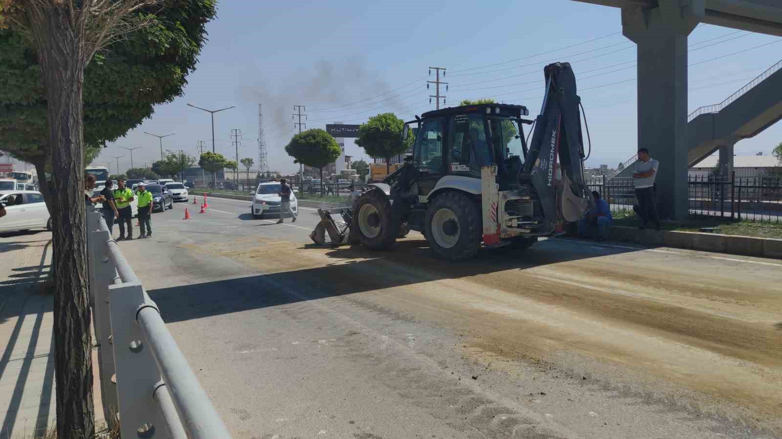 Van’da damperi açılan kamyon üst geçide takıldı