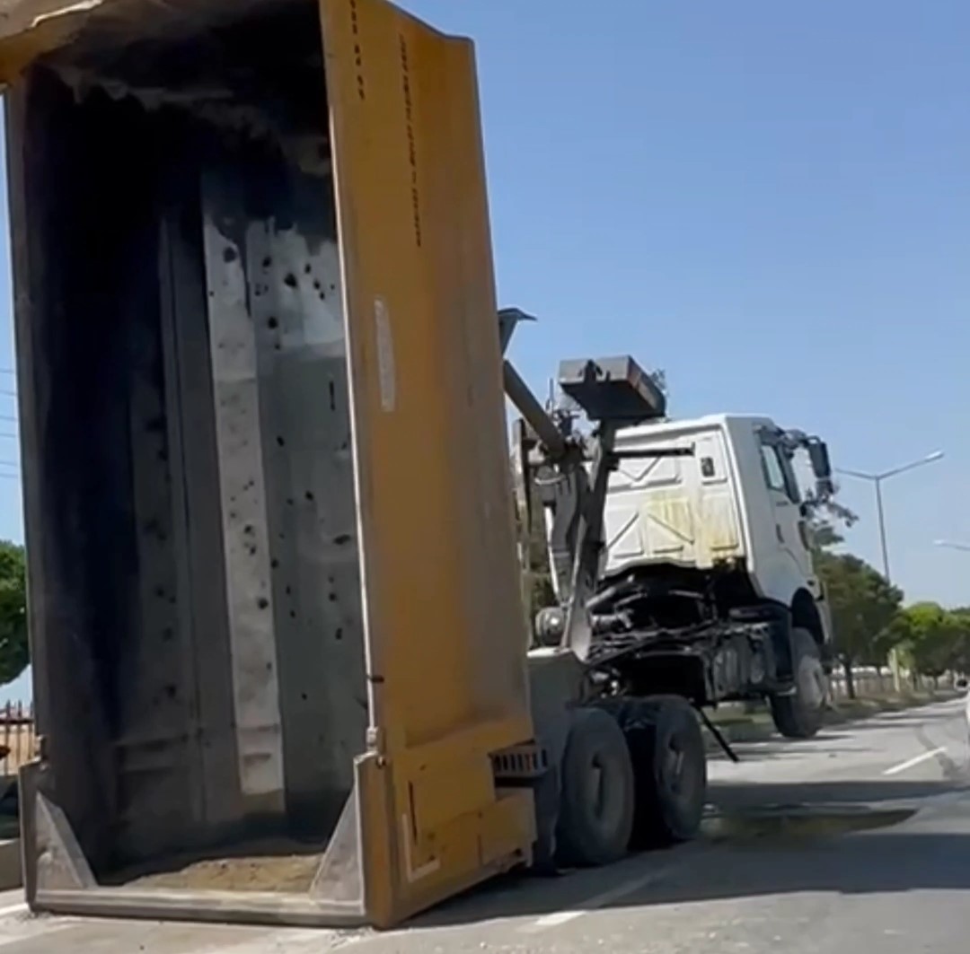 Van’da damperi açılan kamyon üst geçide takıldı