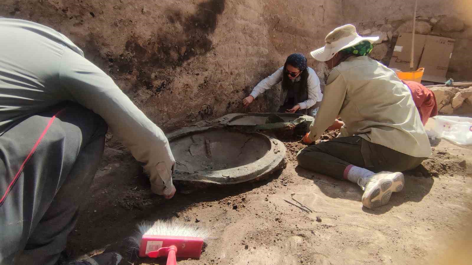 Ayanis Kalesi’nde 2 bin 700 yıllık 3 adet bronz kalkan bulundu