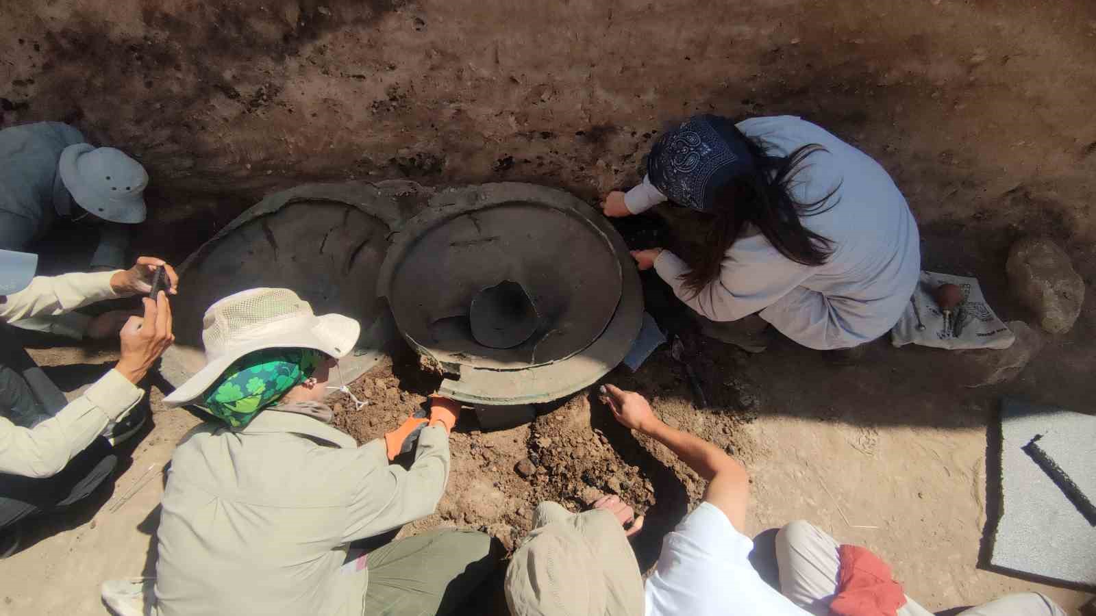 Ayanis Kalesi’nde 2 bin 700 yıllık 3 adet bronz kalkan bulundu