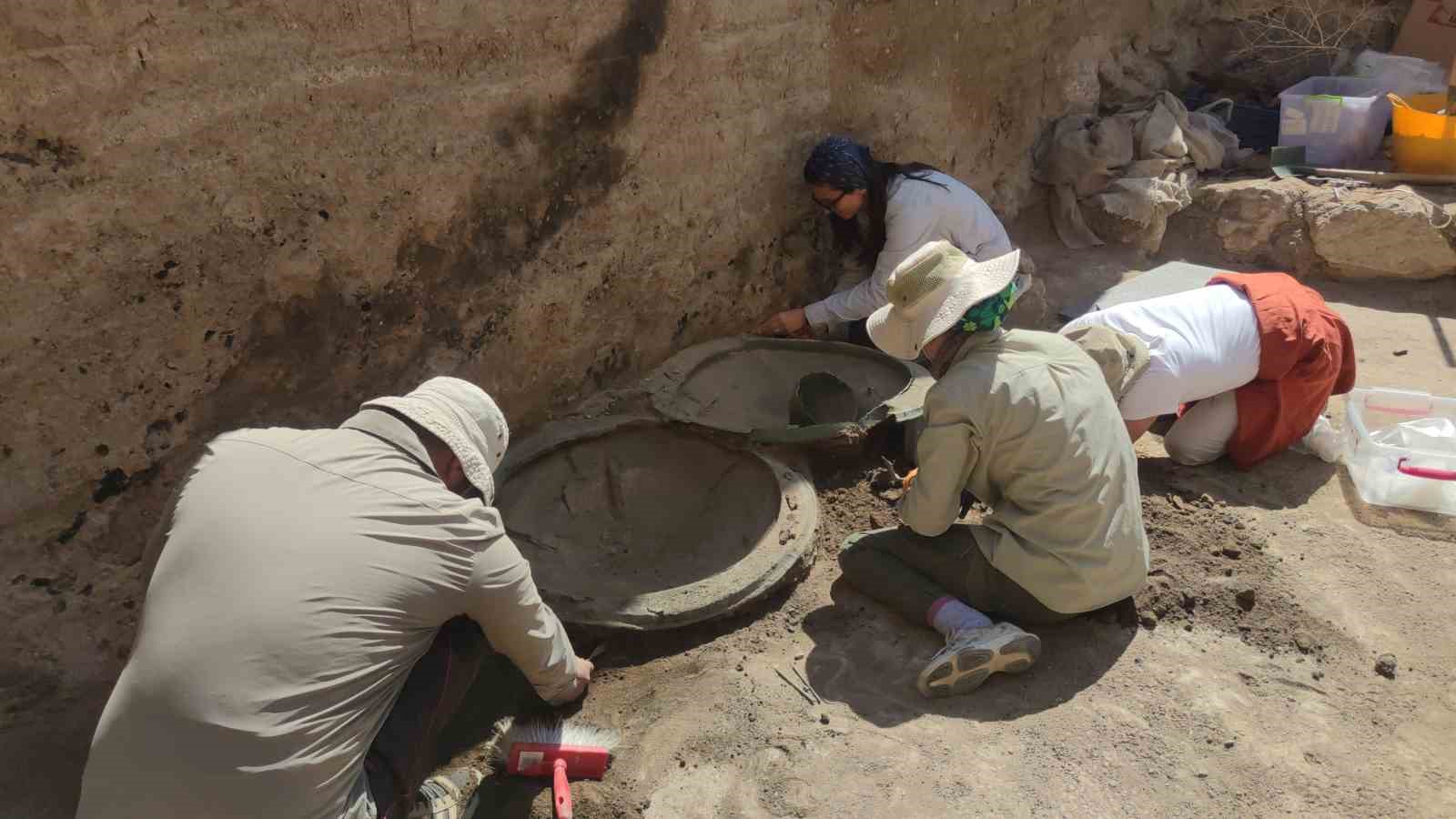 Ayanis Kalesi’nde 2 bin 700 yıllık 3 adet bronz kalkan bulundu