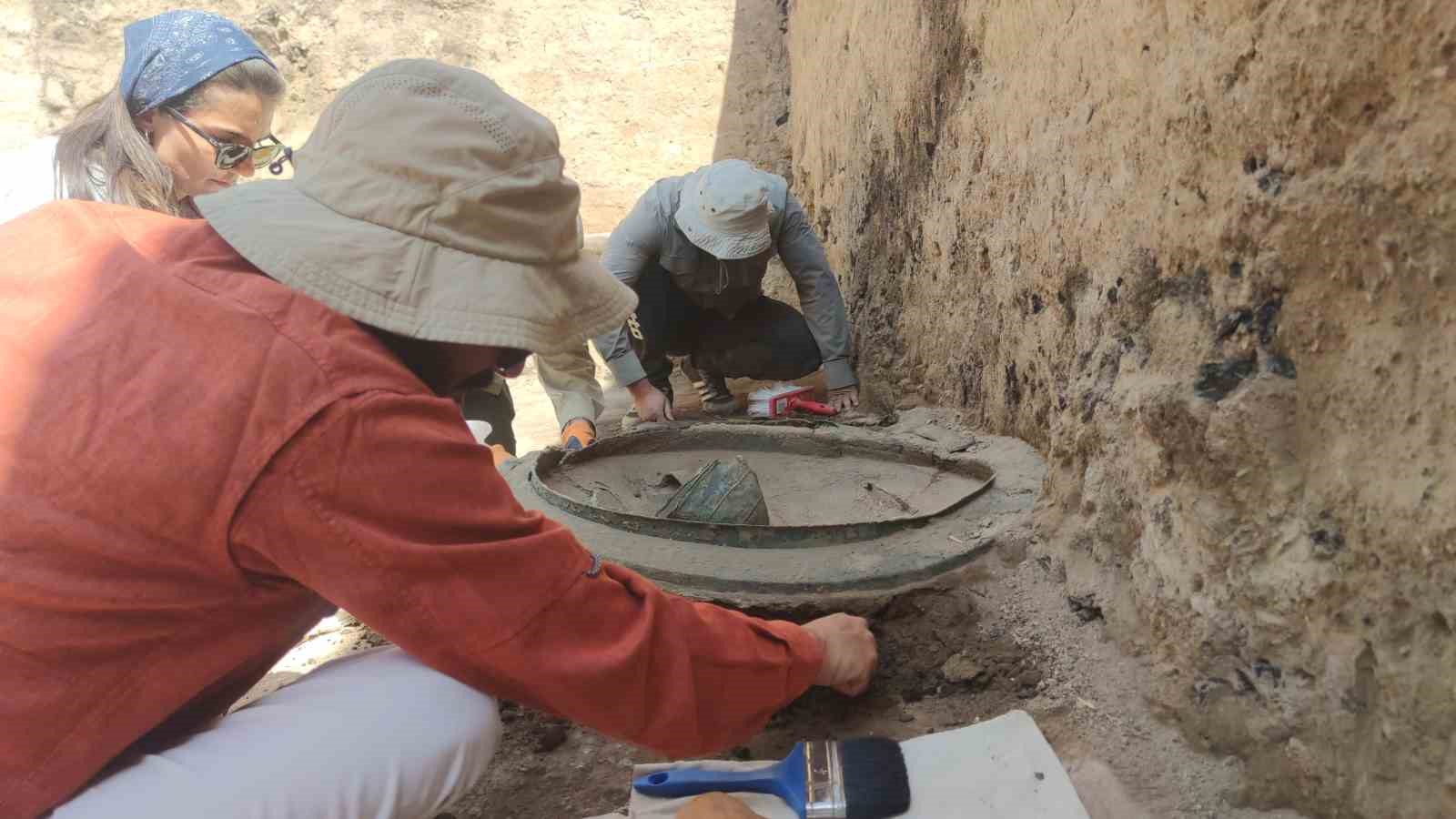 Ayanis Kalesi’nde 2 bin 700 yıllık 3 adet bronz kalkan bulundu