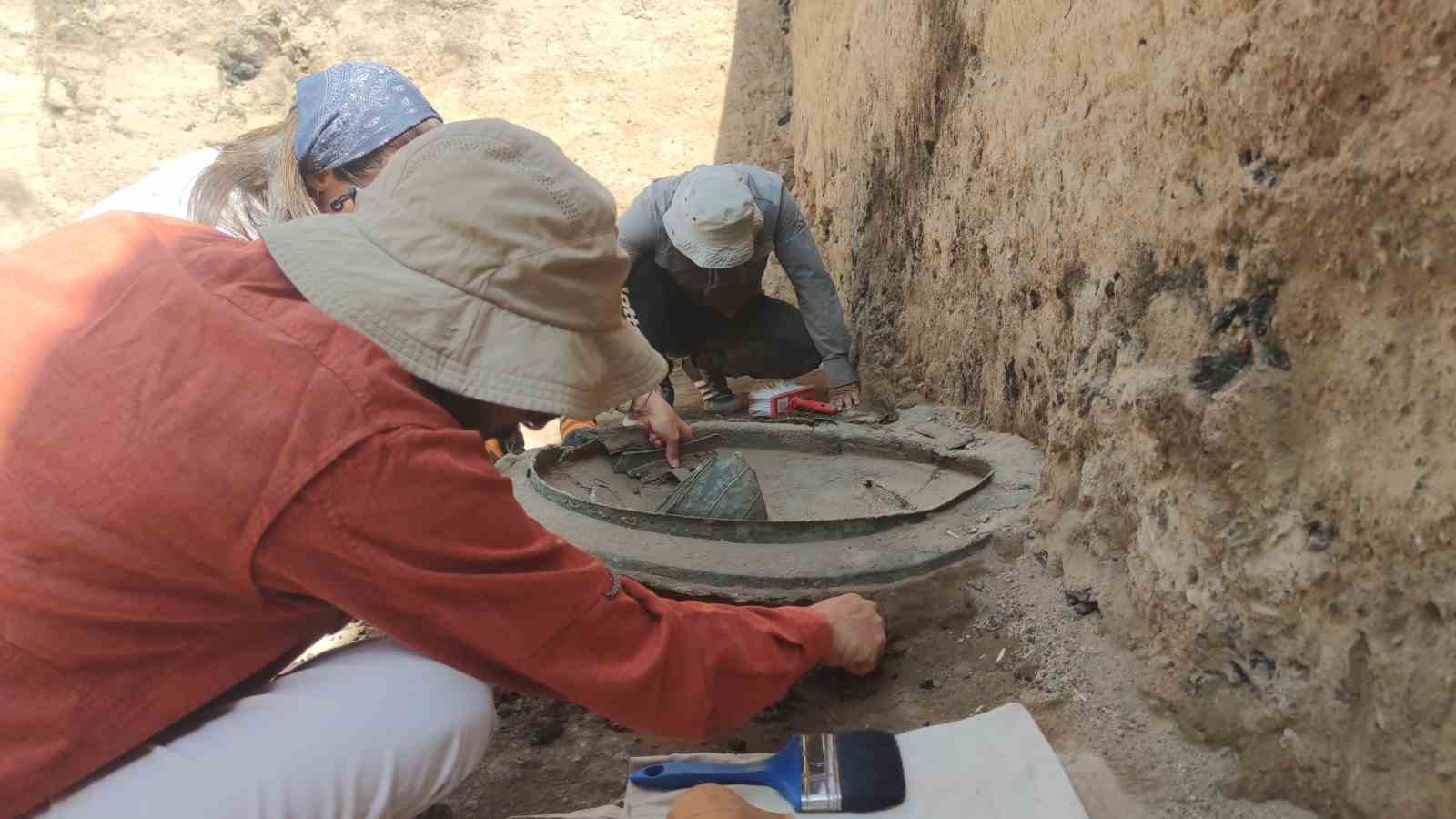 Ayanis Kalesi’nde 2 bin 700 yıllık 3 adet bronz kalkan bulundu