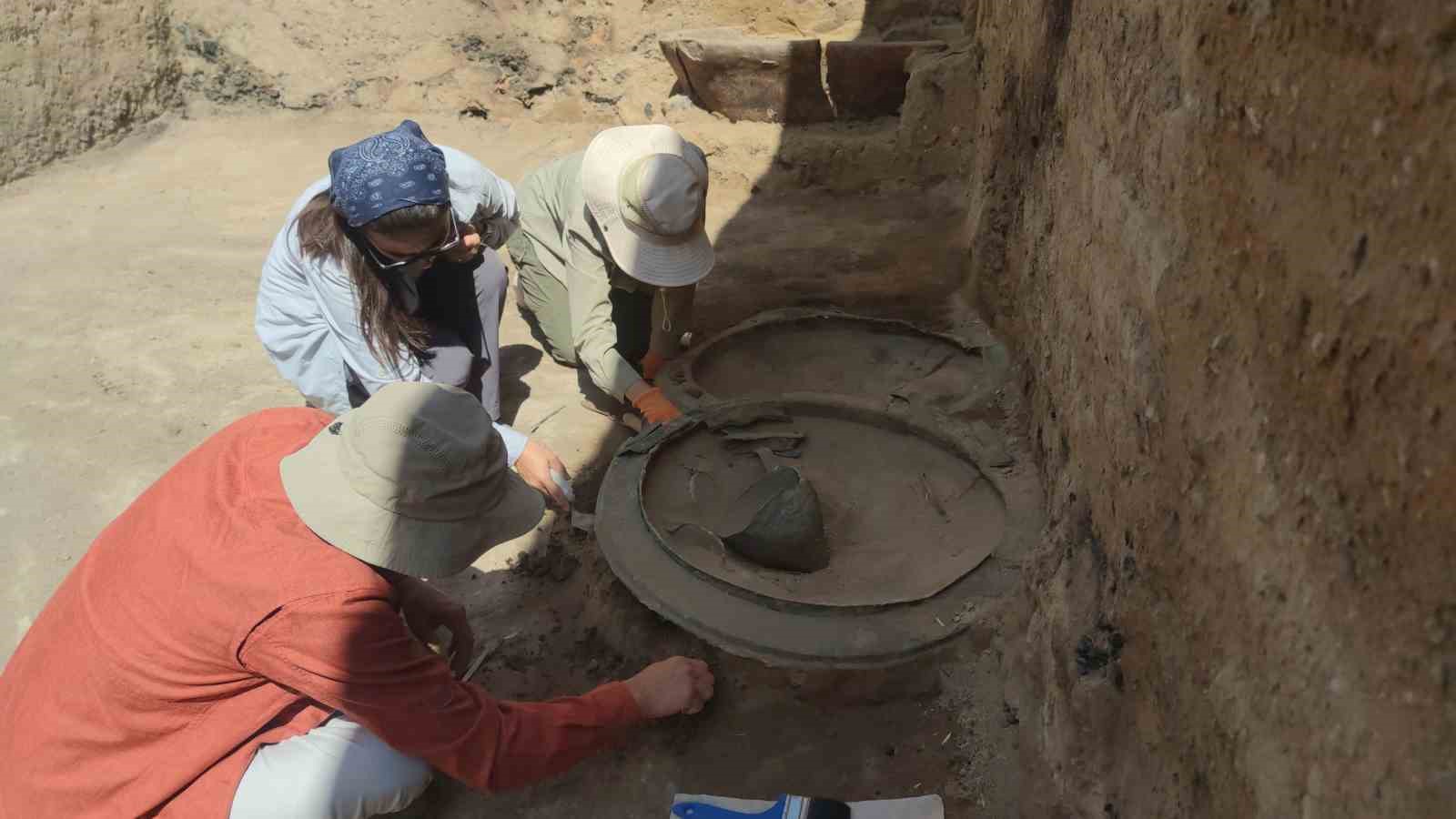 Ayanis Kalesi’nde 2 bin 700 yıllık 3 adet bronz kalkan bulundu