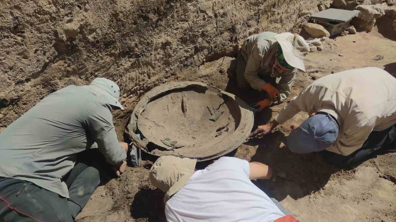 Ayanis Kalesi’nde 2 bin 700 yıllık 3 adet bronz kalkan bulundu