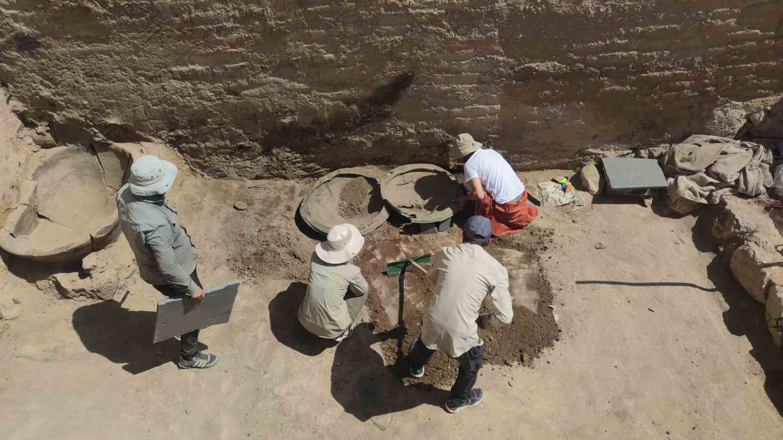 Ayanis Kalesi’nde 2 bin 700 yıllık 3 adet bronz kalkan bulundu