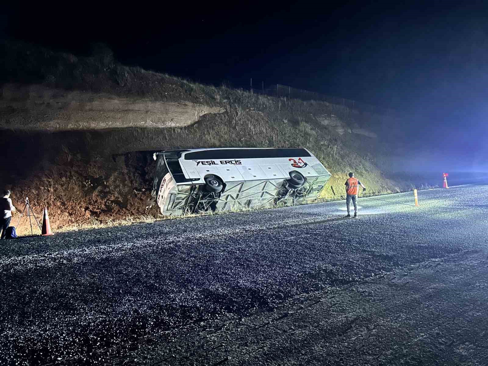 24 kişinin yaralandığı otobüs kazasında sürücü konuştu: “Yolcuların ve kendi canımı kurtarmak için aracı şarampole yatırmak zorunda kaldım”