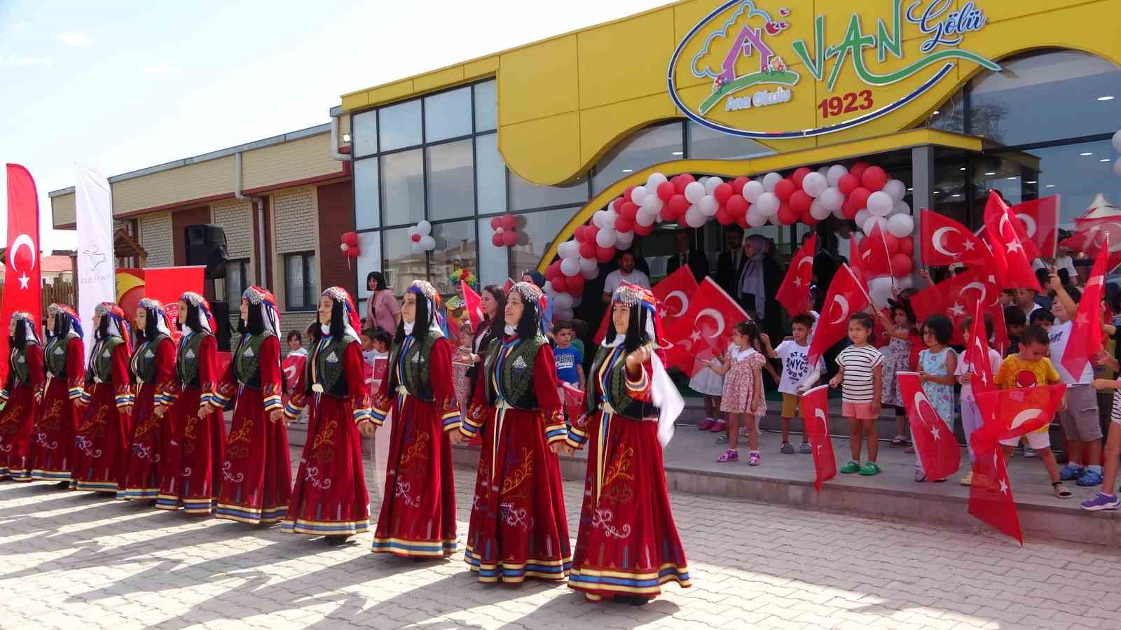 Van’da 295 bin öğrenci için ilk ders zili çaldı