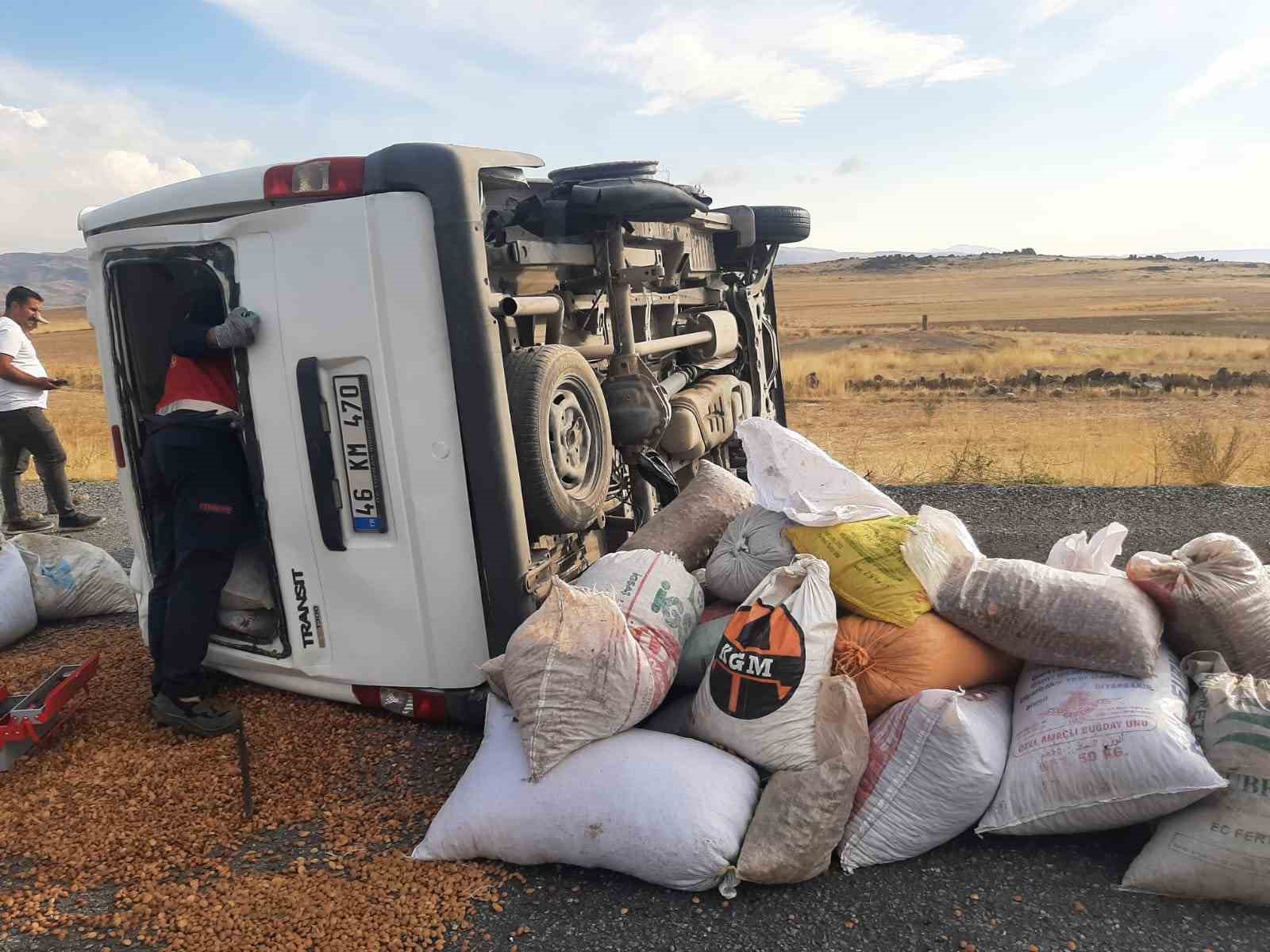 Van’da minibüs takla attı: 2 yaralı