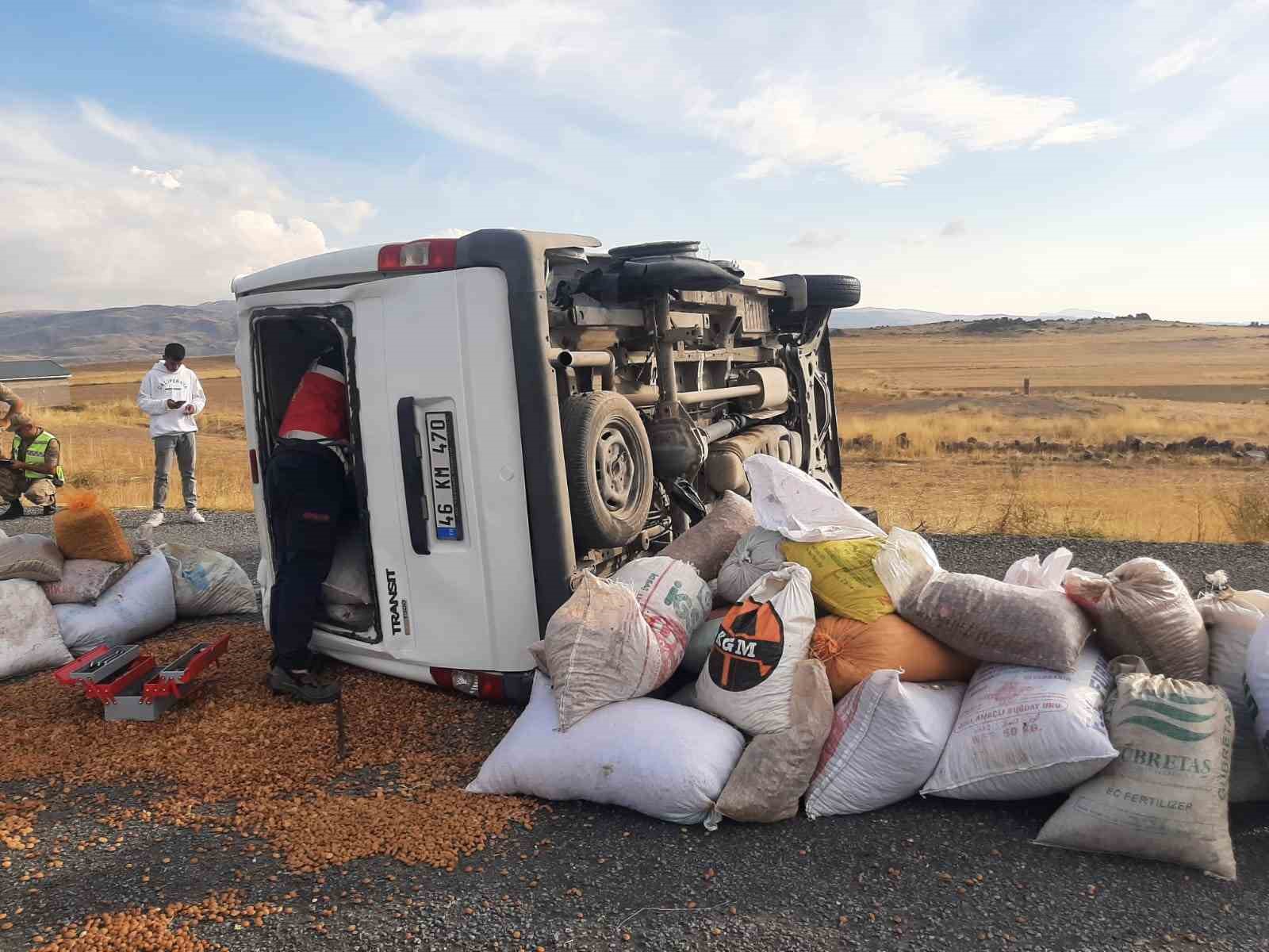 Van’da minibüs takla attı: 2 yaralı