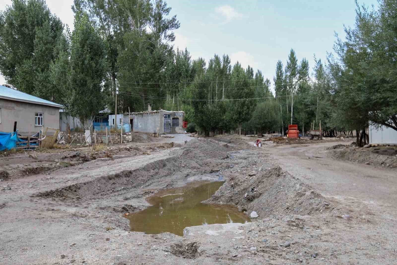 Selde sürüklenen konteynerden son anda kurtuldu