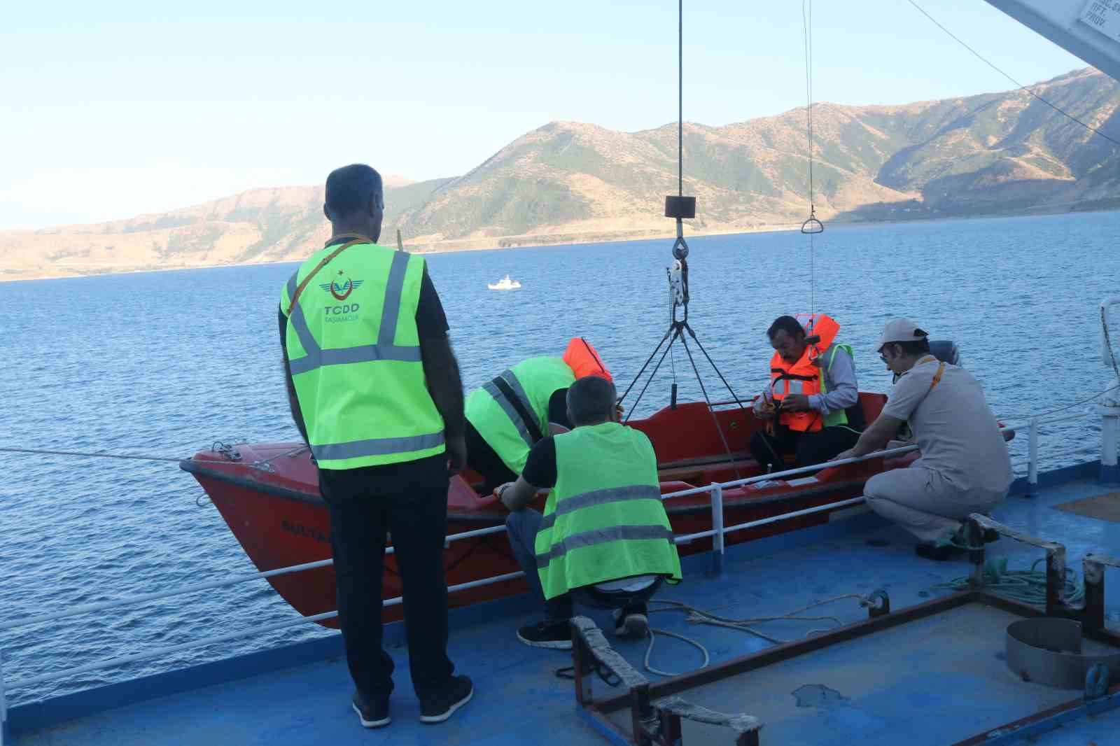 Bitlis’te Türkiye’nin en büyük feribotlarıyla deprem tatbikatı yapıldı