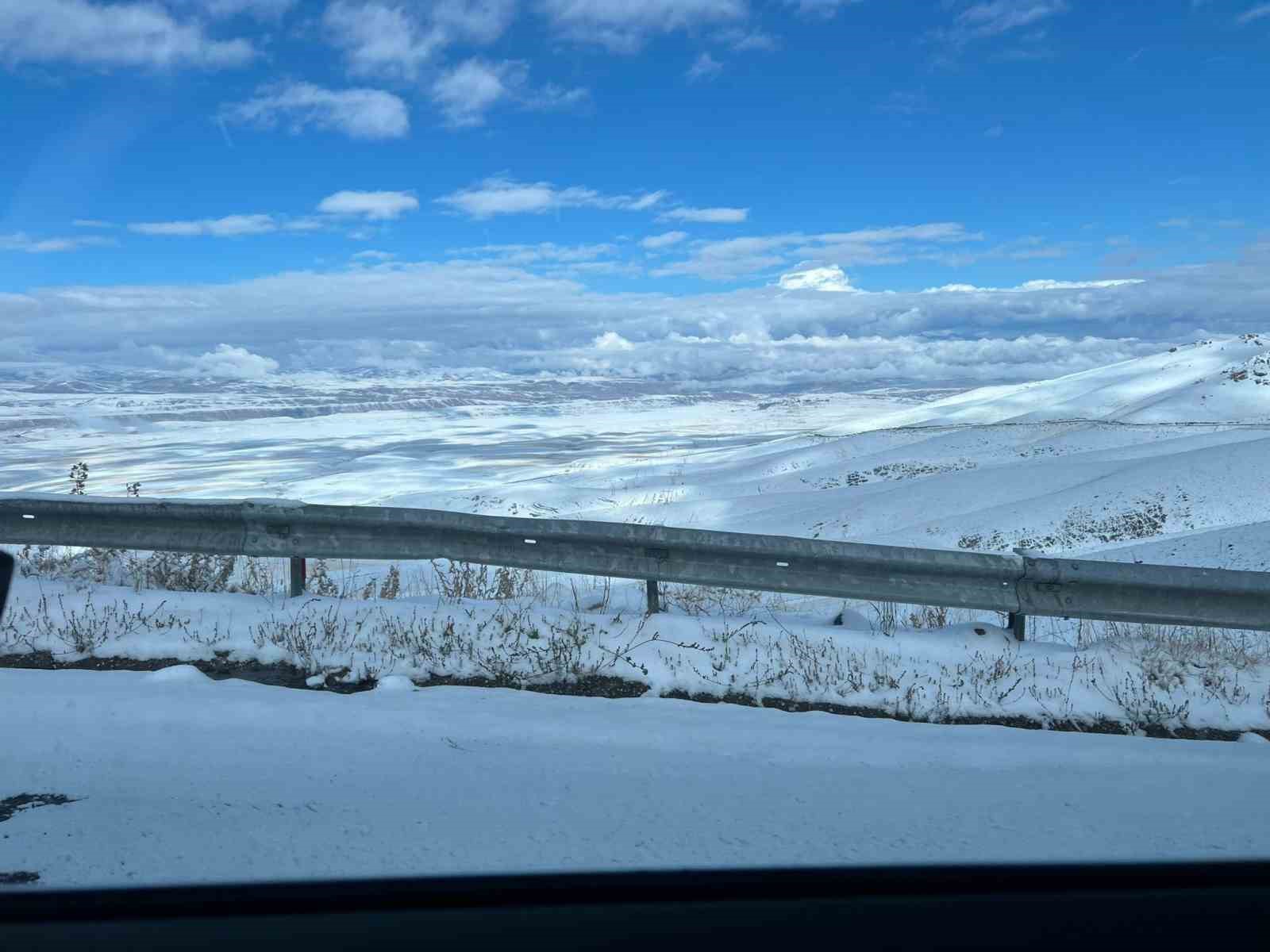 Başkale’de kar yağdı, araçlar yolda kaldı