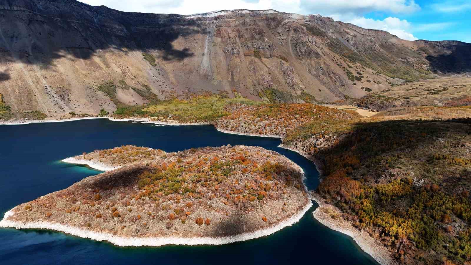 Nemrut Kalderası’nın bir yanı sonbahar bir yanı kış