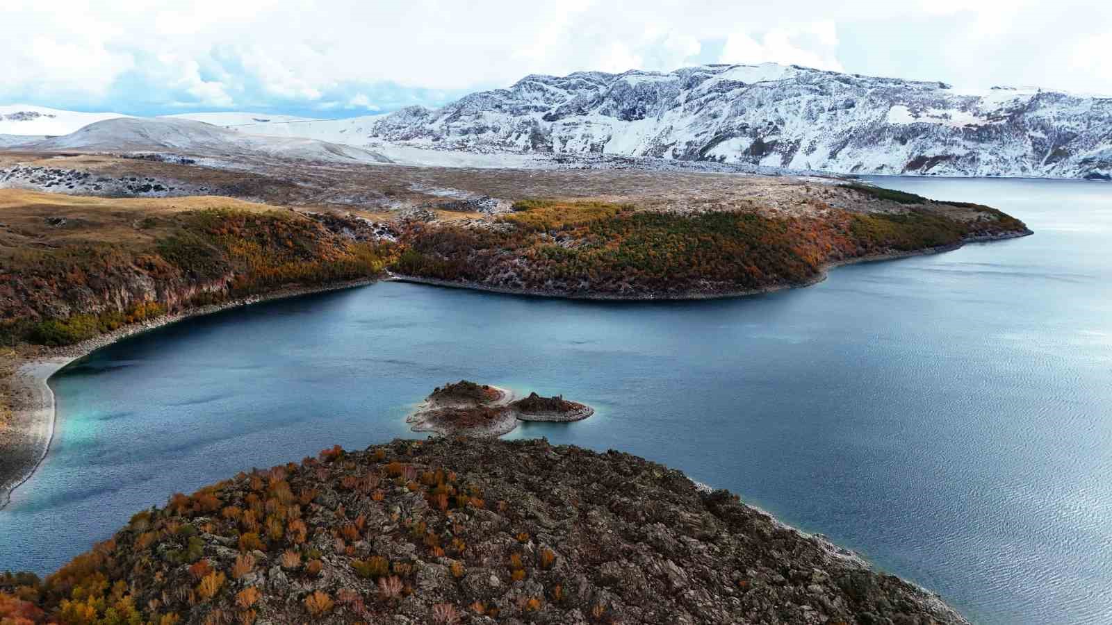 Nemrut Kalderası’nın bir yanı sonbahar bir yanı kış