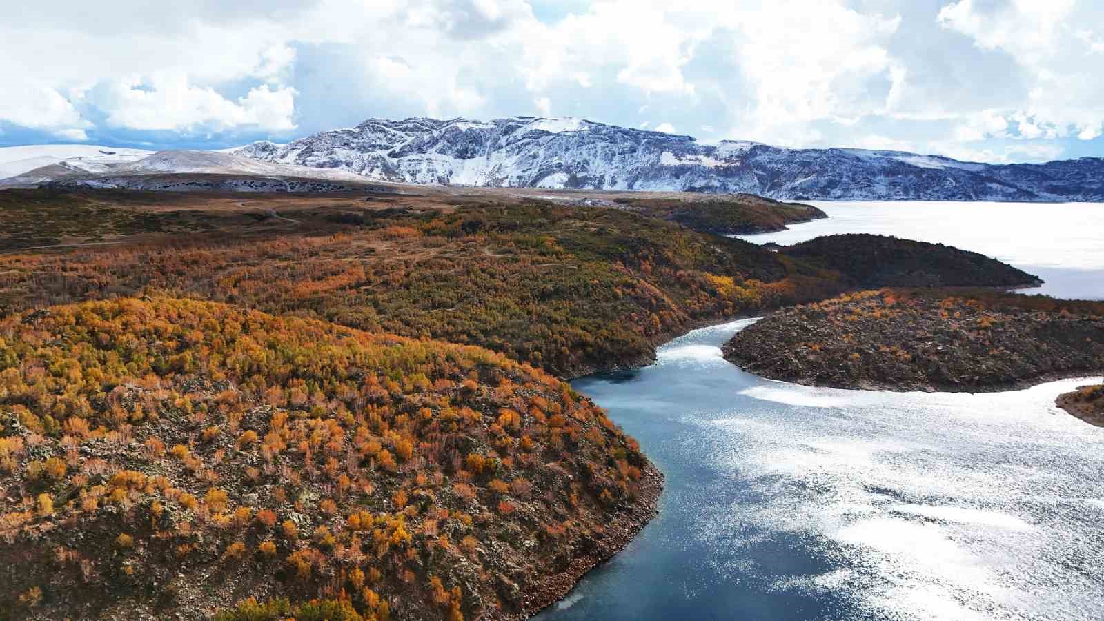 Nemrut Kalderası’nın bir yanı sonbahar bir yanı kış