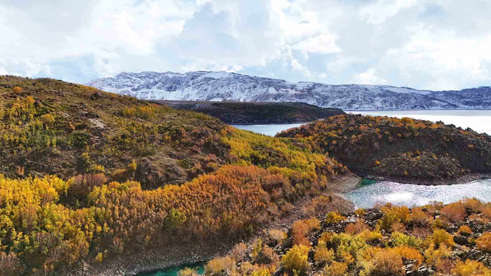 Nemrut Kalderası’nın bir yanı sonbahar bir yanı kış