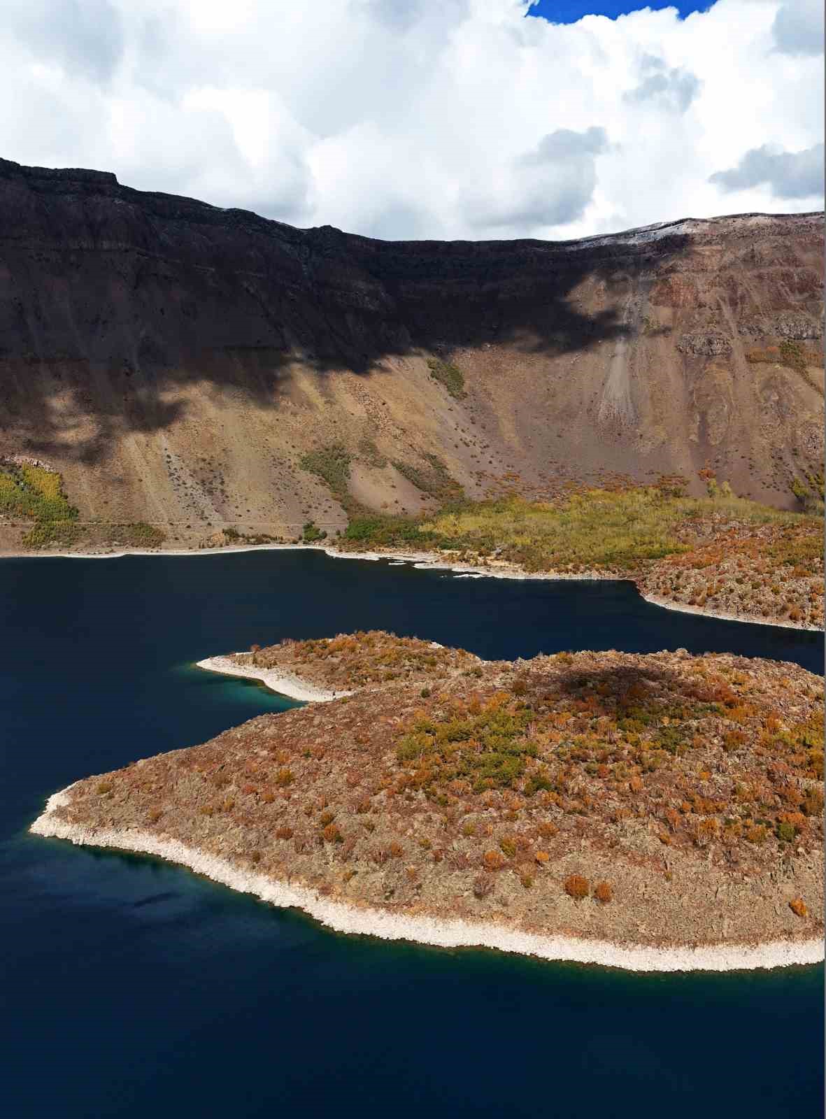 Nemrut Kalderası’nın bir yanı sonbahar bir yanı kış