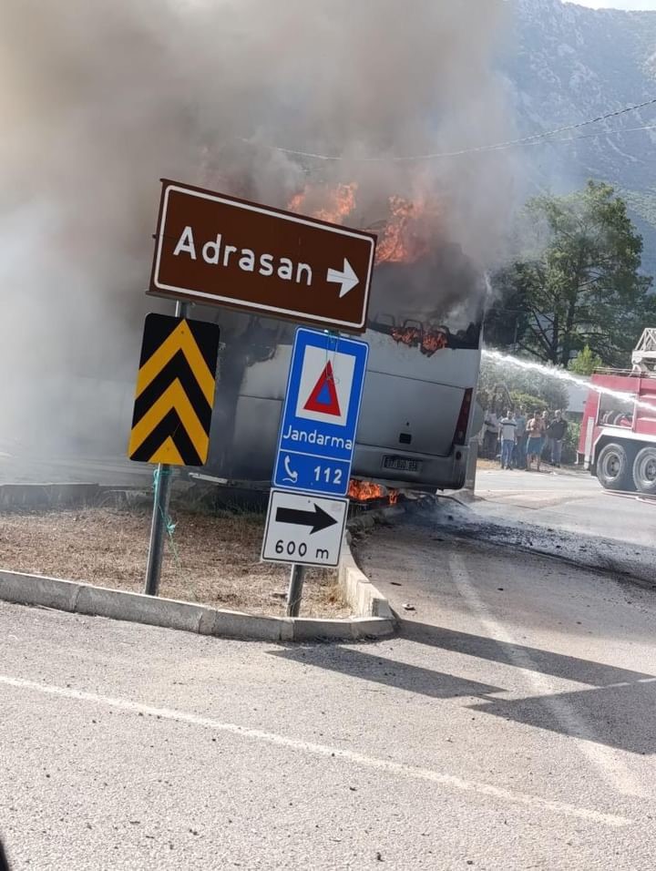 Tur midibüsü alev alev yanıp küle döndü