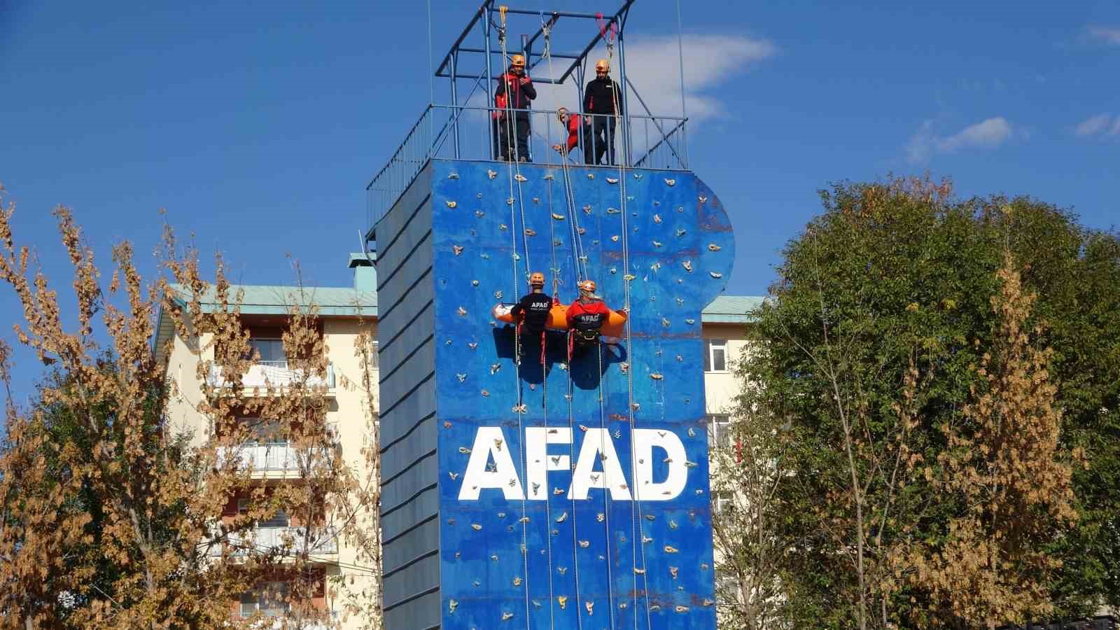 Van depreminin 13. yıl dönümünde gerçeği aratmayan tatbikat