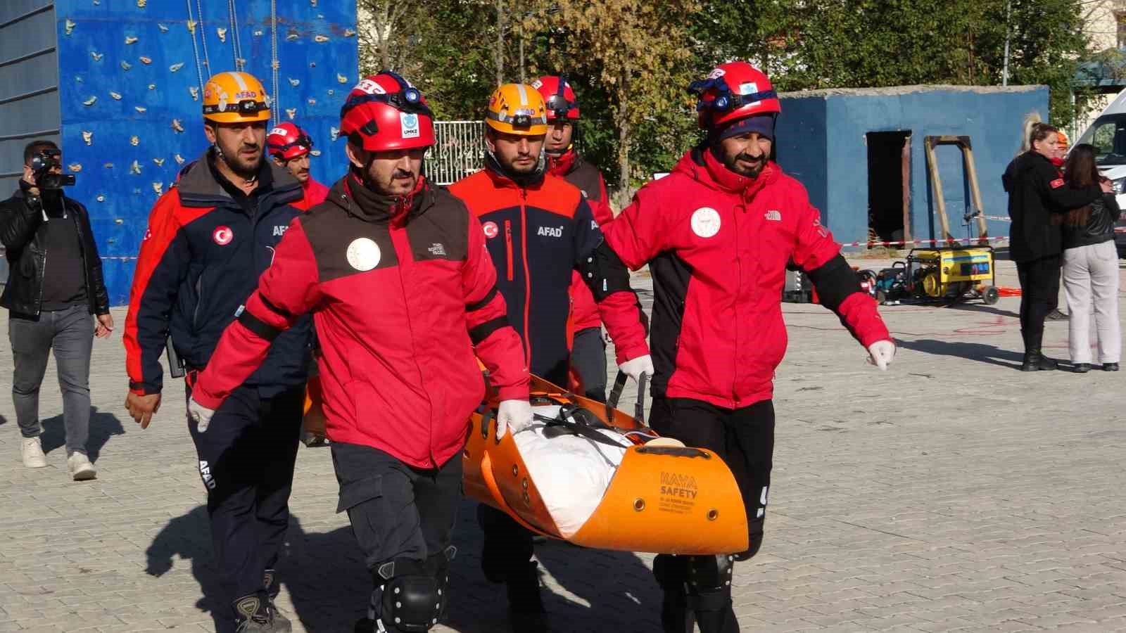 Van depreminin 13. yıl dönümünde gerçeği aratmayan tatbikat