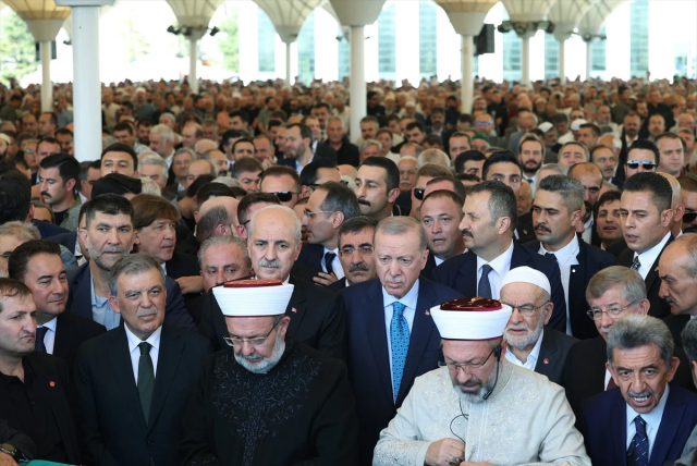 Cumhurbaşkanı Erdoğan, Abdullah Gül ve Ahmet Davutoğlu yıllar sonra yan yana geldi