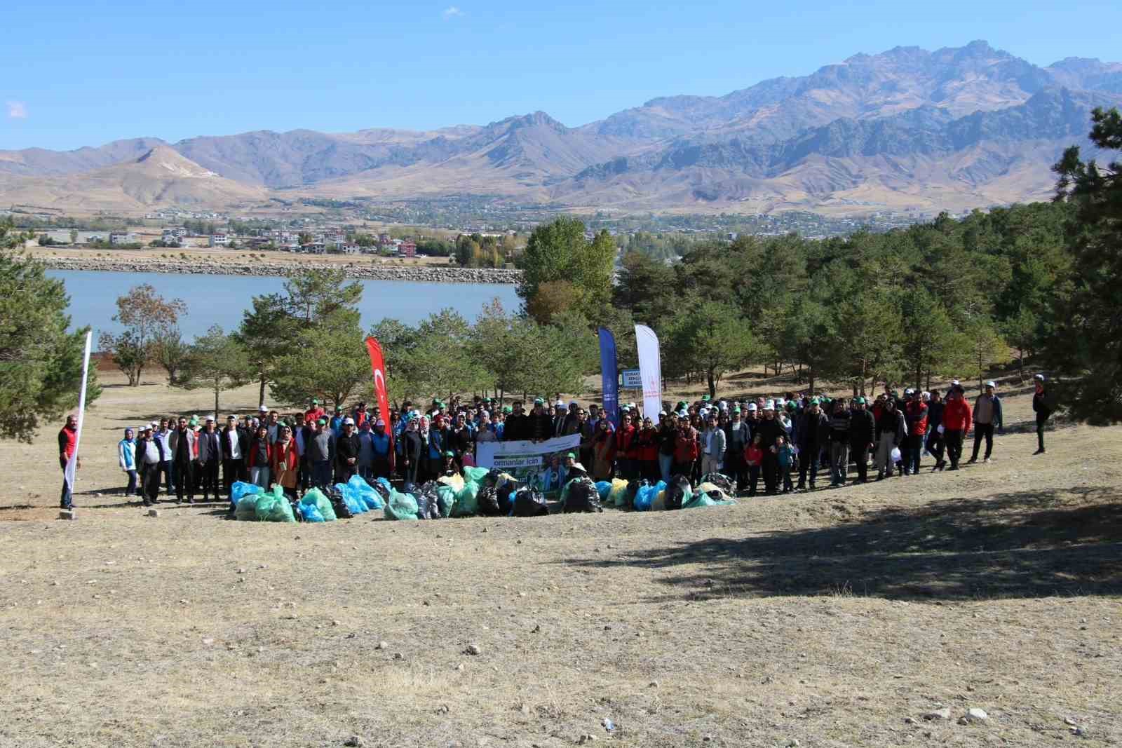 Van’da gençler ormanlık alanda temizlik yaptı