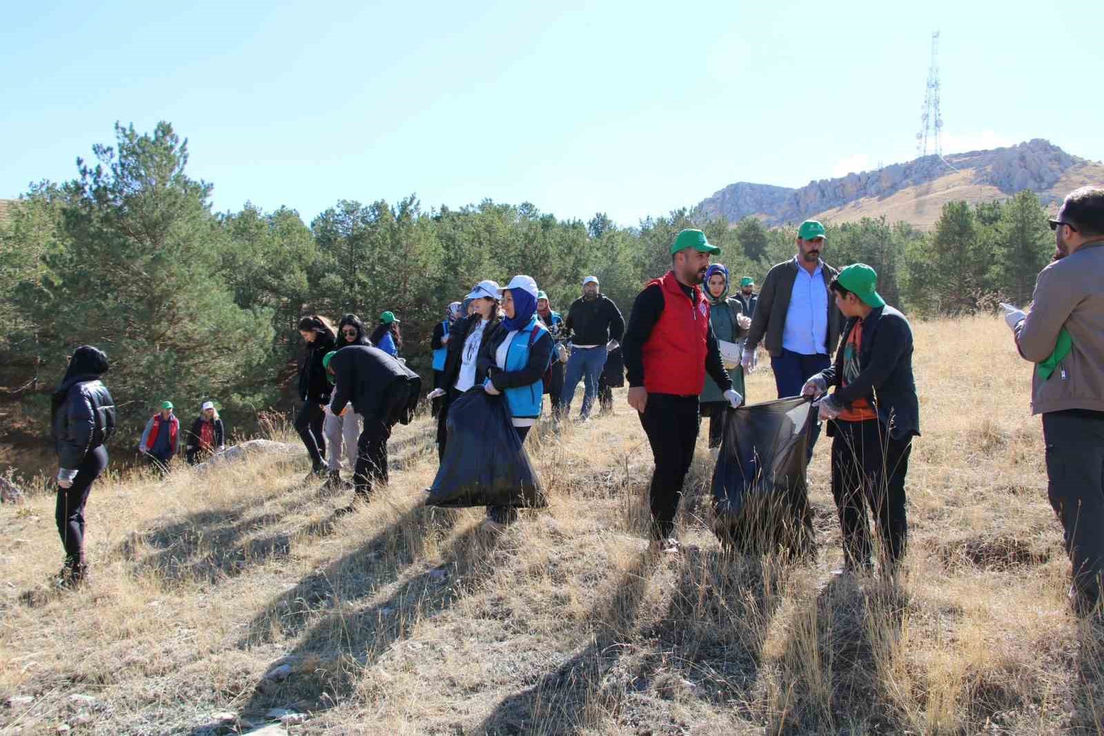 Van’da gençler ormanlık alanda temizlik yaptı