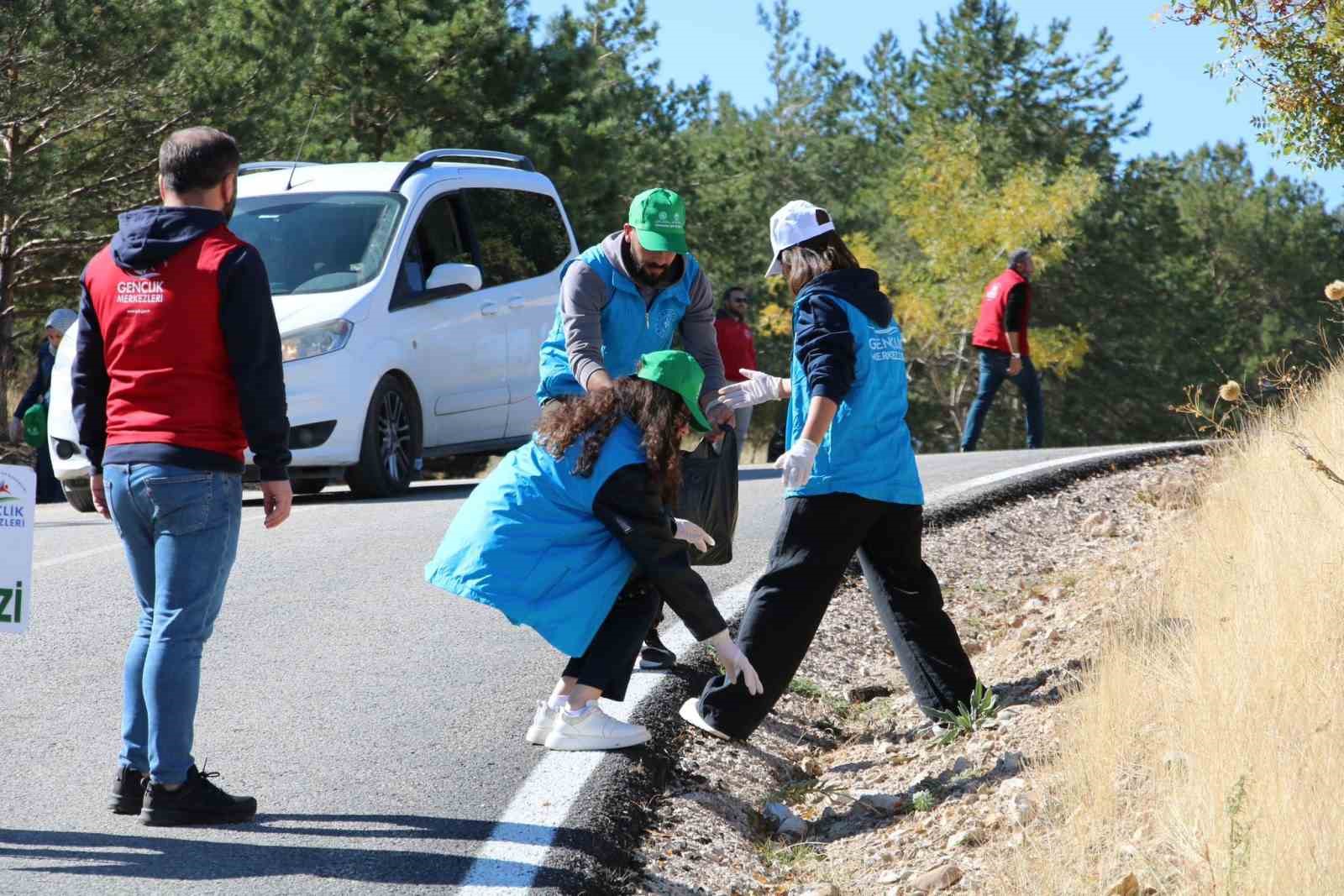 Van’da gençler ormanlık alanda temizlik yaptı