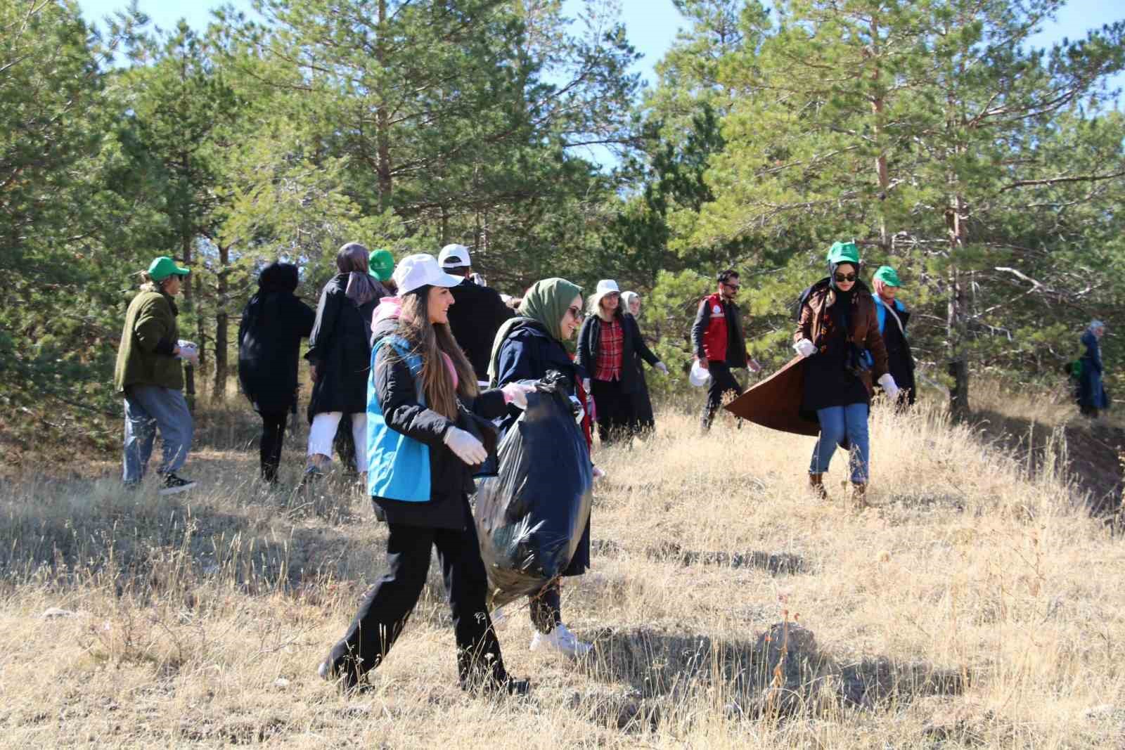 Van’da gençler ormanlık alanda temizlik yaptı