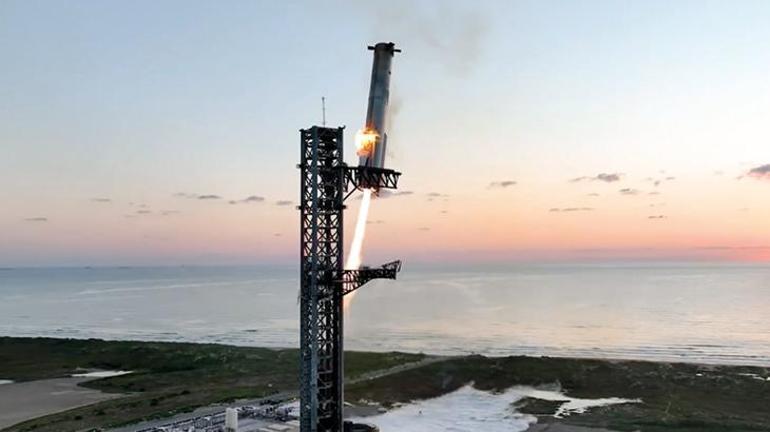 İlk kez gerçekleşti! SpaceX, fırlatmanın ardından geri dönen güçlendiriciyi havada yakaladı