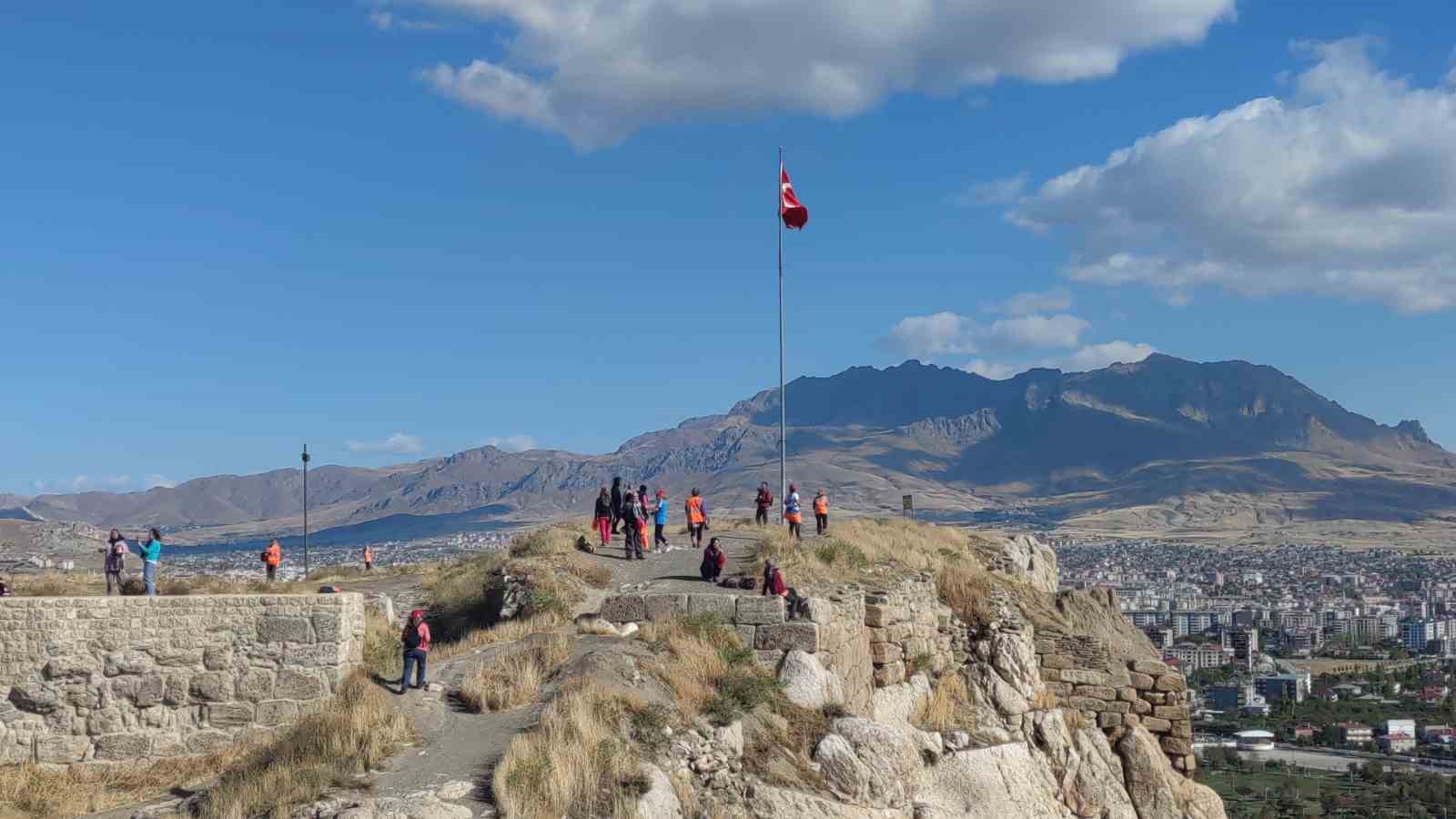 Cumhuriyet’in 101. yılını kutlamak için yola çıkan 101 kadın, Van’ın tarihi turistik yerlerini gezdi