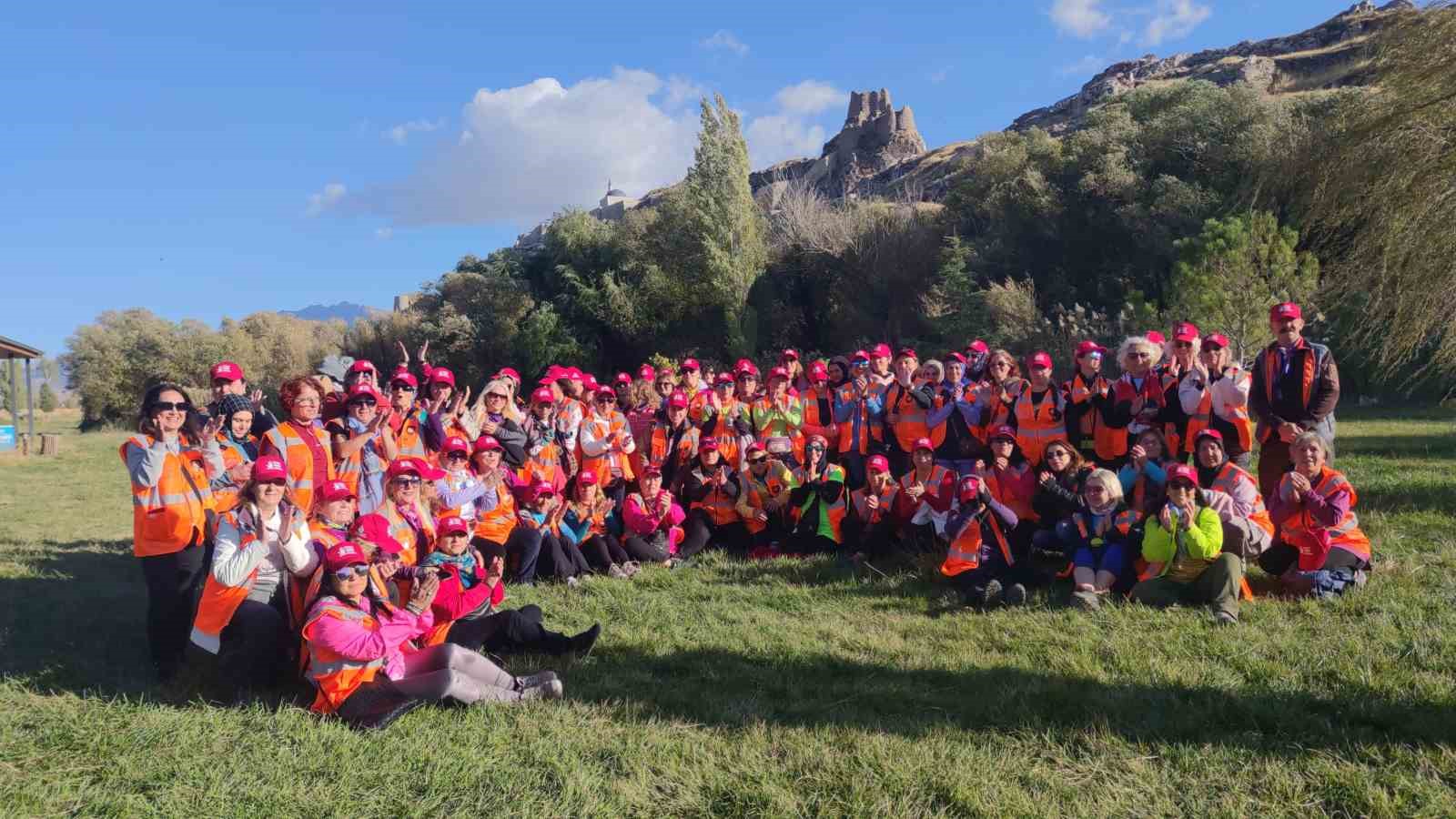 Cumhuriyet’in 101. yılını kutlamak için yola çıkan 101 kadın, Van’ın tarihi turistik yerlerini gezdi