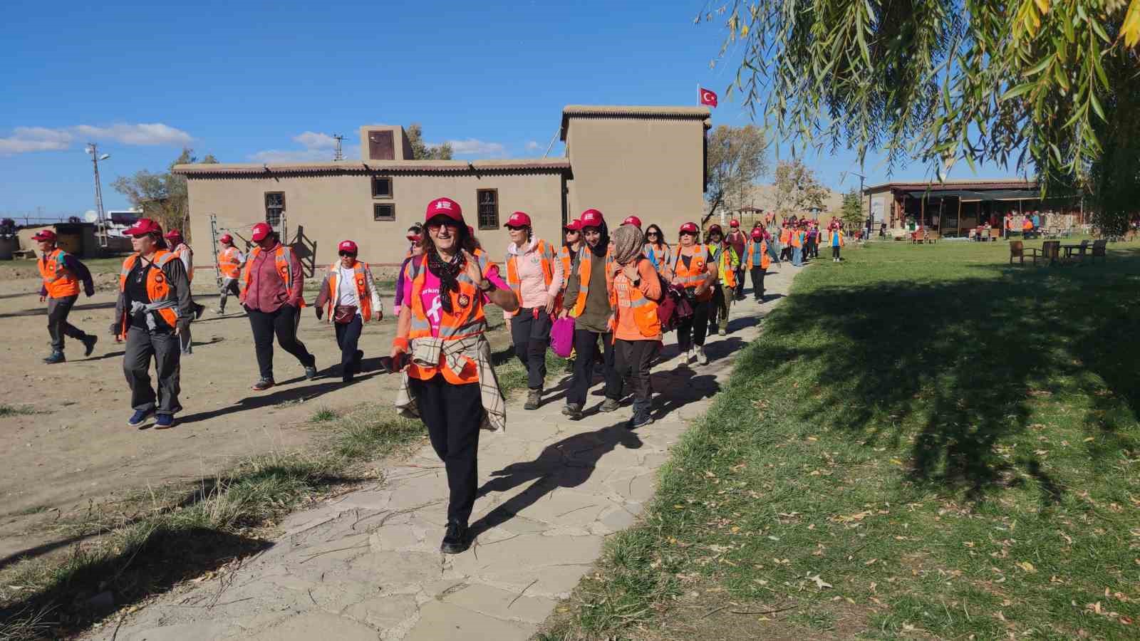 Cumhuriyet’in 101. yılını kutlamak için yola çıkan 101 kadın, Van’ın tarihi turistik yerlerini gezdi