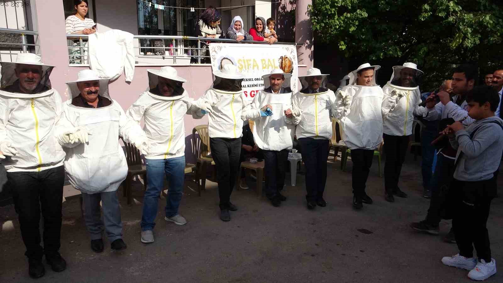 Van’da halaylı bal hasadı