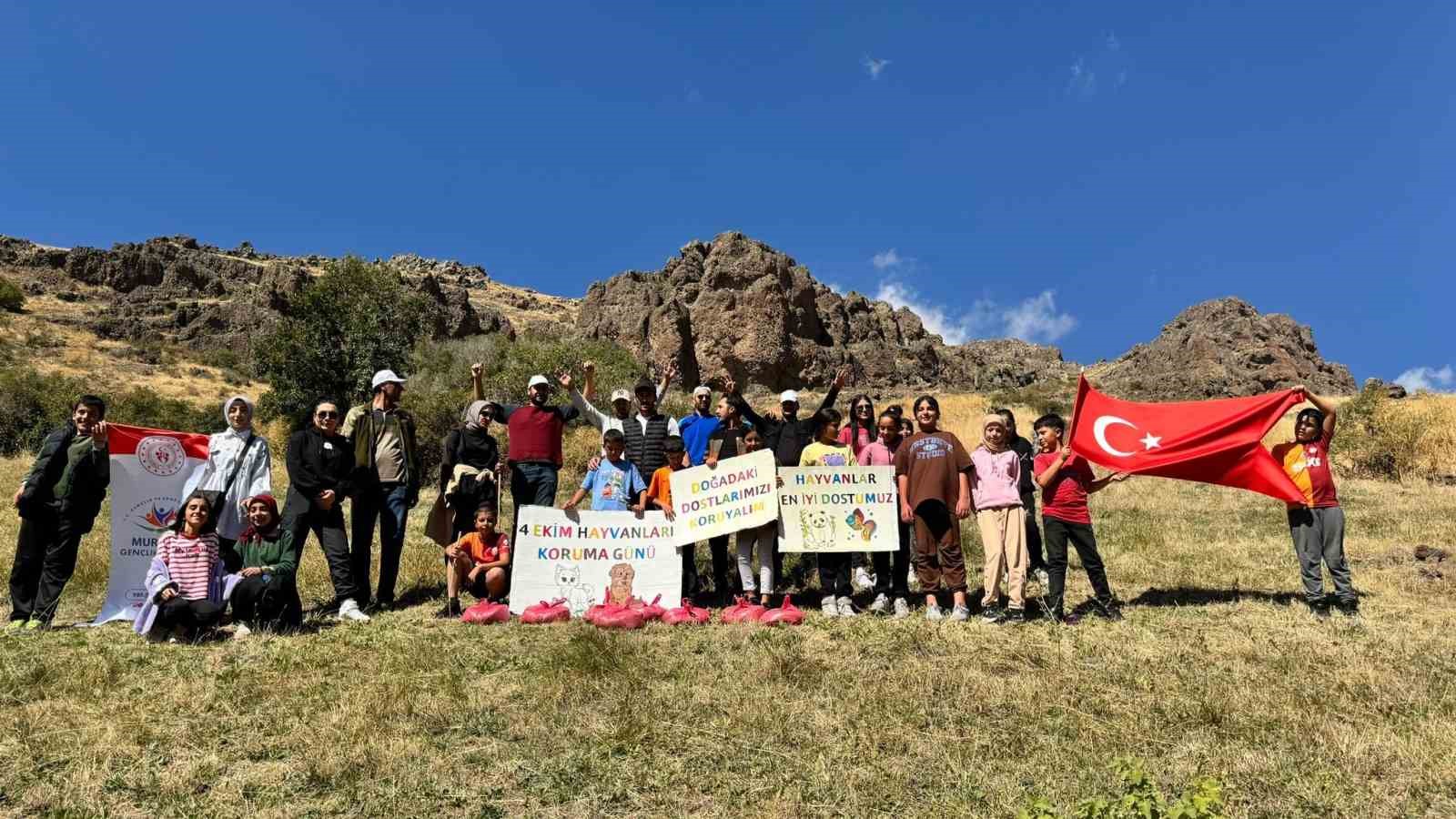 Muradiye’de yaban hayvanları için doğaya yem bırakıldı