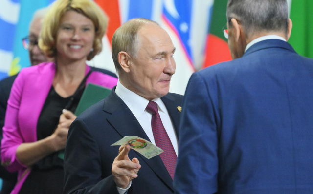 Putin'in elinde görüldü! BRICS Zirvesi'ne damga vuran banknot