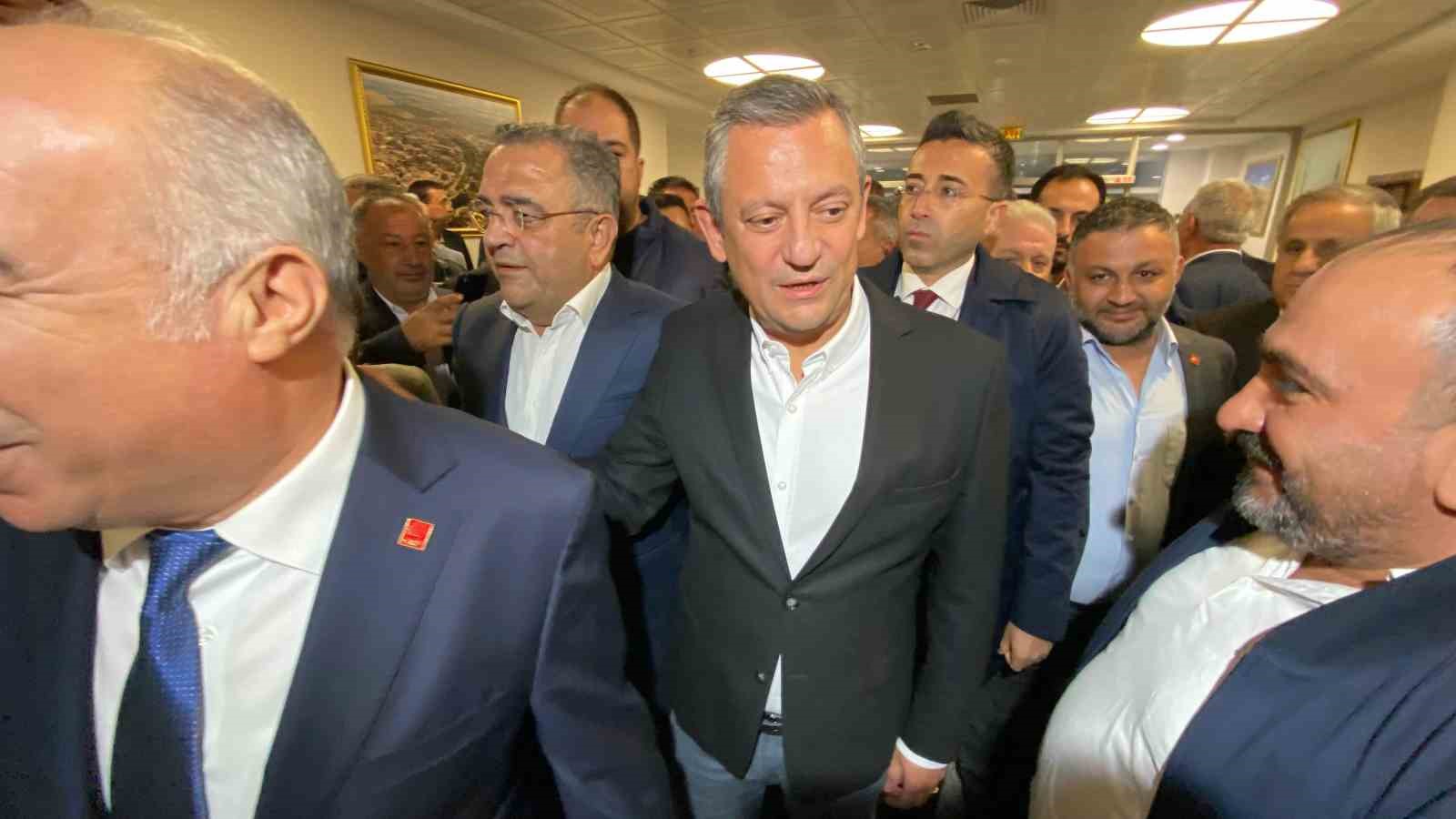 CHP Genel Başkanı Özel, Diyarbakır’da Kürtçe şarkılar eşliğinde karşılandı