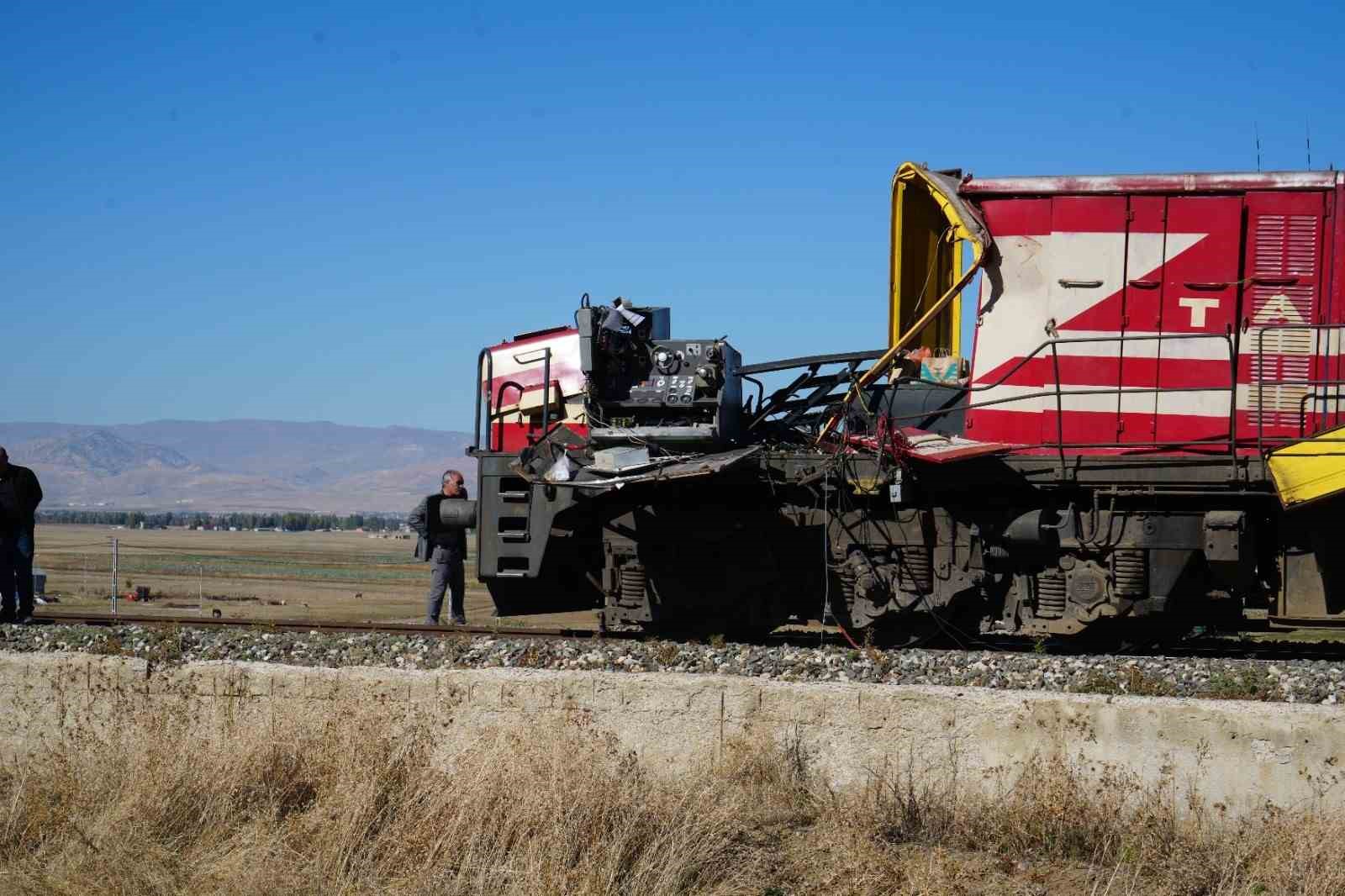 Muş’ta yolcu treni beton pompasına çarptı; 1 ölü, 2 yaralı