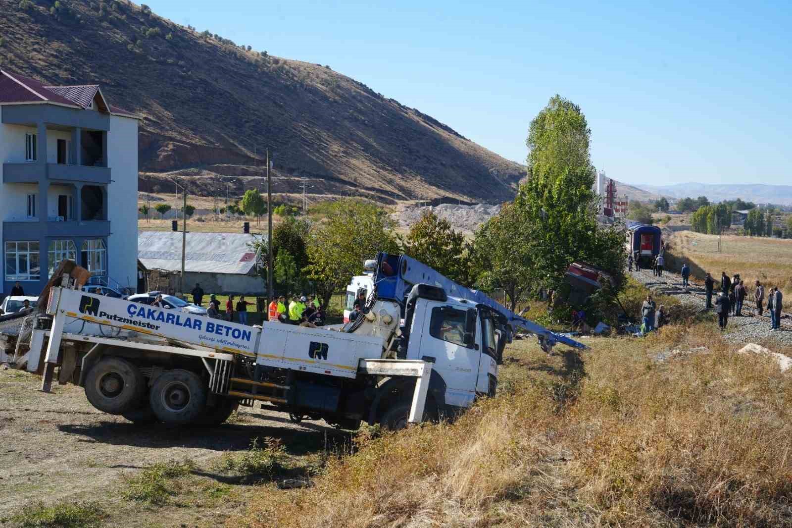 Muş’ta yolcu treni beton pompasına çarptı; 1 ölü, 2 yaralı