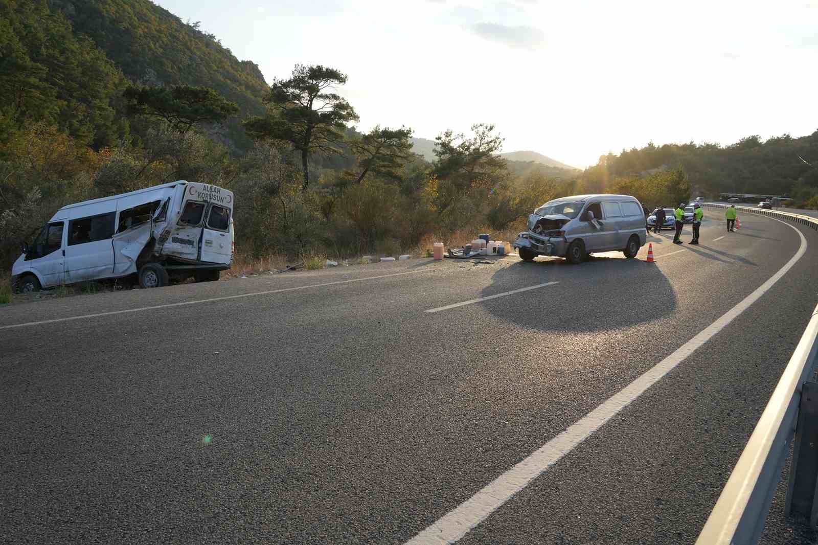 Zeytin işçilerini taşıyan minibüse ticari araç çarptı: 15 yaralı